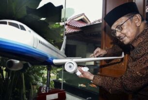 Biografi B.J. Habibie, “Sang Bapak Teknologi Indonesia”