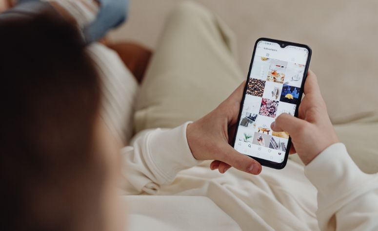 Doomscrolling: Kebiasaan Kecil yang Diam-Diam Merusak Mental